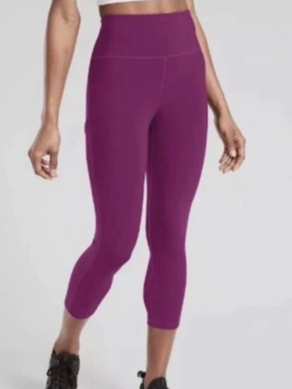 Athleta Ultimate Salutation Stash Capri Leggings in Berry size XL